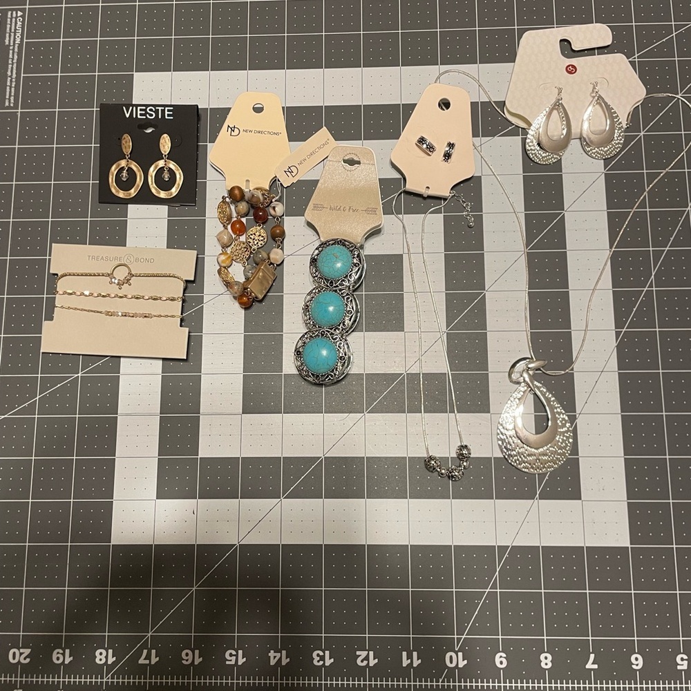 Gold and Silver Toned Metal Jewelry Set G06 6626